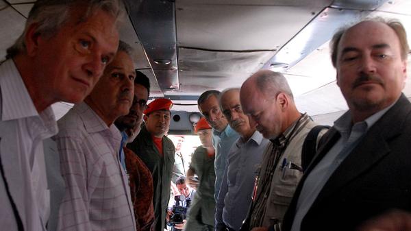 En vuelo: Hugo Chávez, Néstor Kirchner y Jorge Taiana. (Wikiwand)
