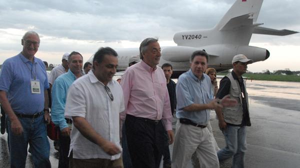 Néstor Kirchner en viaje hacia la fallida Operación Emanuel. A la izquierda, su embajador en Colombia, Martín Balza (Wikiwand)