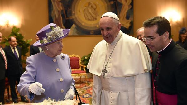 Francisco, junto a la reina de Inglaterra, Isabel II