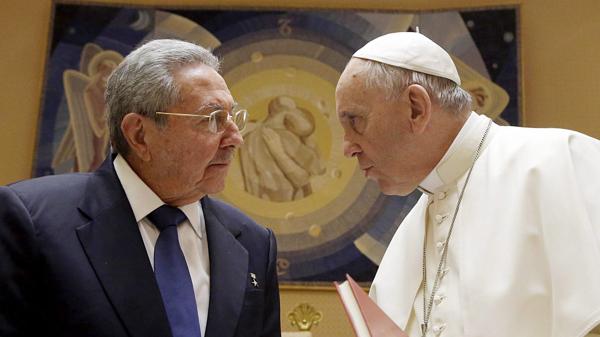 En el estudio anexo al complejo del Aula Pablo VI el Papa recibió al presidente de Cuba, Raúl Castro