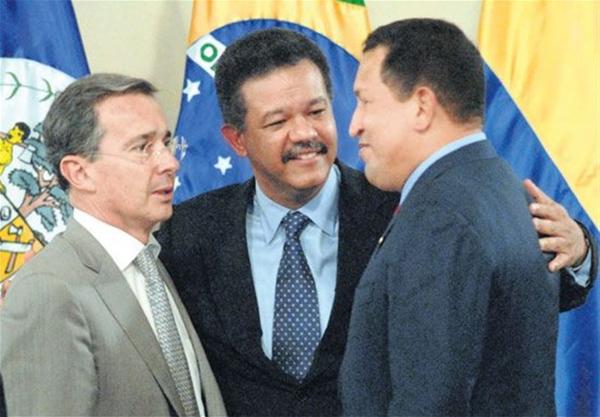 República Dominicana (2008): Álvaro Uribe y Hugo Chávez reconciliados ante la mirada del presidente anfitrión, Lionel Rodríguez