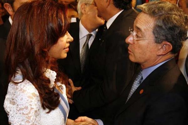 Diciembre de 2007. El entonces presidente colombiano Álvaro Uribe asiste a la asunción de Cristina Kirchner. Ella lo recibió con reclamos