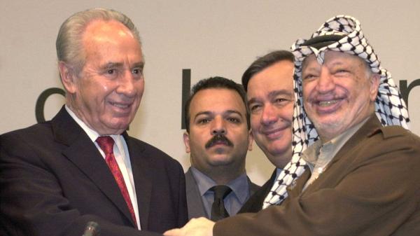 Antonio Guterres junto al recientemente fallecido premier israelí, Shimon Peres, y al líder palestino Yasir Arafat  (Getty Images)