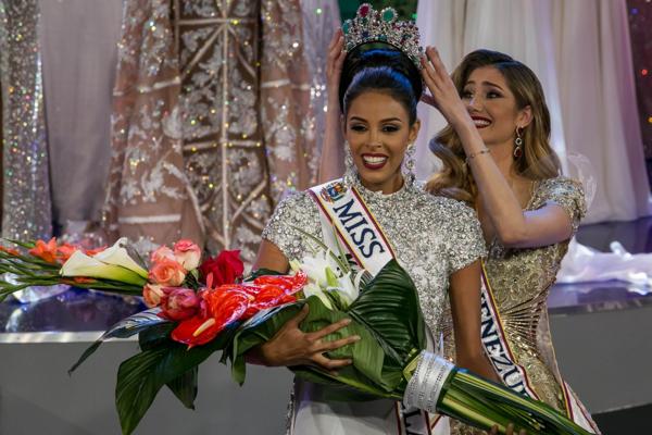 La actual ganadora recibe la corona de Mariam Habach, Miss Venezuela 2015 (EFE)
