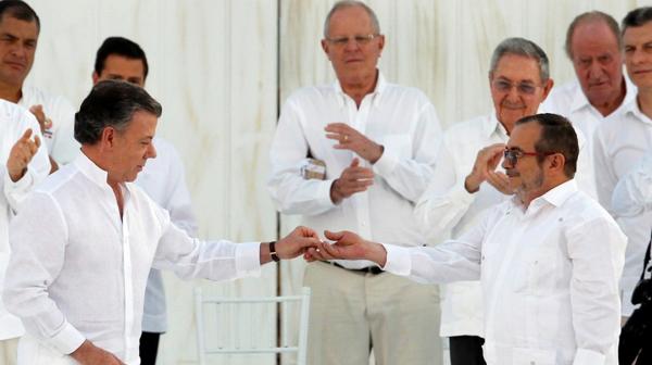 Juan Manuel Santos junto a “Timochenko” en la firma de la paz el 27 de septiembre (Reuters)