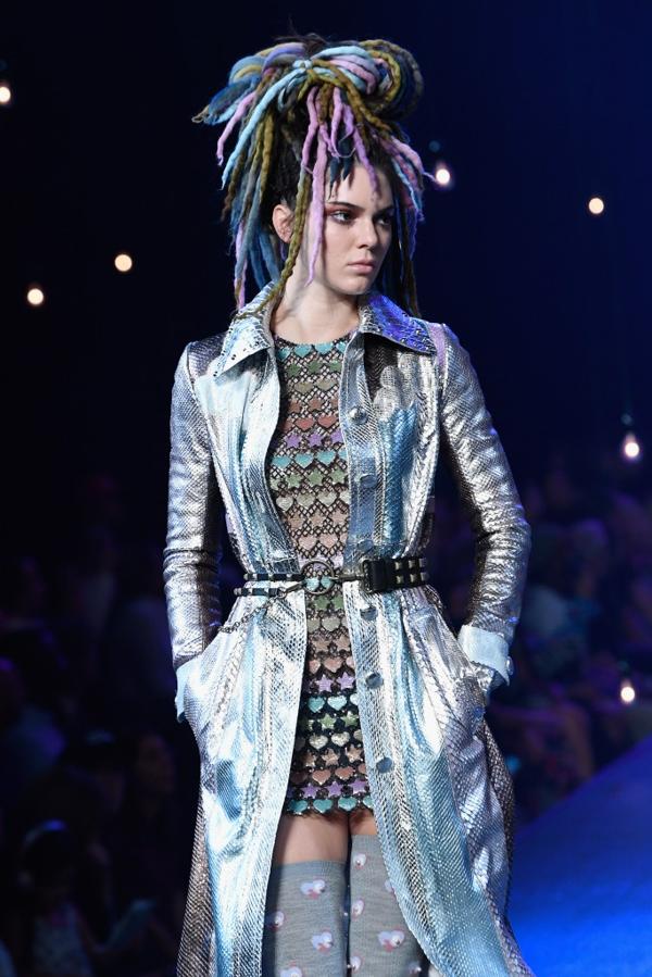 Kendal Jenner desfilando en el New York Fashion Week para Marc Jacobs con rastas coloridas efecto arcoiris (Getty)