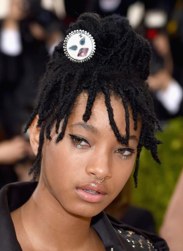 Willow Smith, la hija del actor Will Smith, una referente it girl, también supo lucir esta tendencia en la alfombra roja con accesorios como complemento de su peinado glam (Getty)