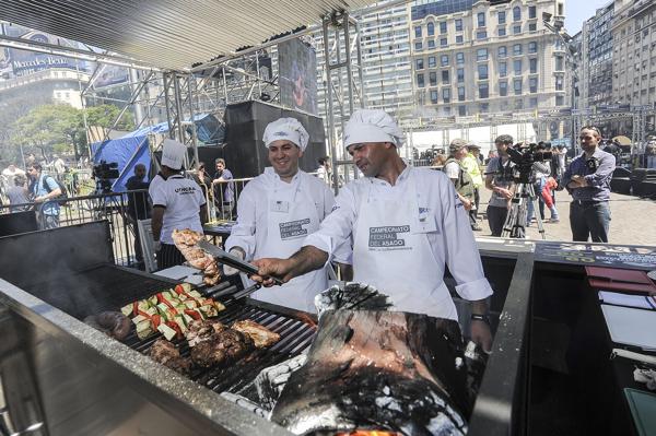 Las duplas asaron diferentes cortes de carne, achuras y vegetales (Télam)