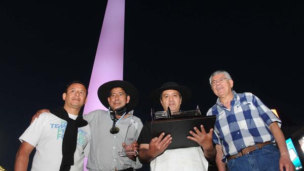 Carlos Gallardo y Francisco Araya se mostraron felices con el premio. (Télam)