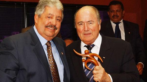 Rafael Esquivel, ex presidente de la FVF, junto a Joseph Blatter, ex presidente de la FIFA