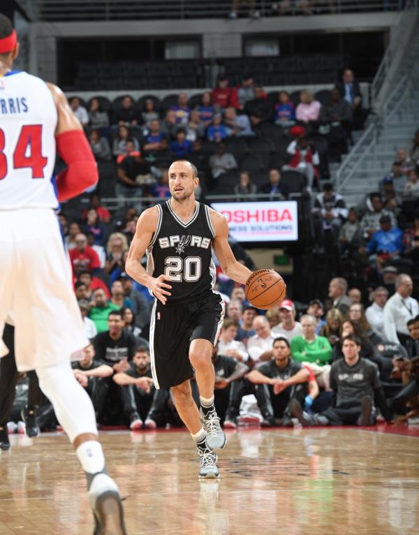 Manu Ginóbili aportó tres puntos en ocho minutos ante los Pistons (AFP)