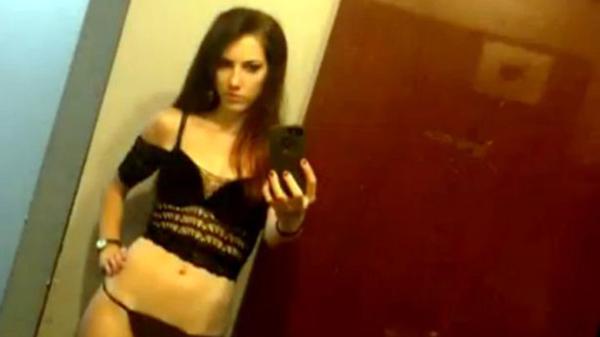 La sexy selfie que le envió a su alumno. Al parecer, era una práctica común entre ellos. La maestra creyó estar enamorada y que nada malo estaba haciendo