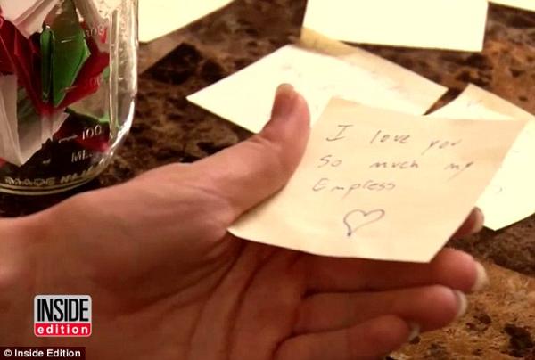 “Te amo mucho, mi emperatriz”. Ese tipo de mensajes eran frecuentes. Todo el tiempo aparecían en su escritorio