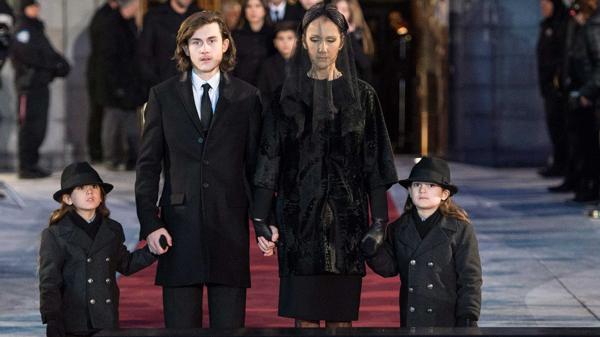 Céline Dion, su hijo René y los mellizos, durante el funeral de Angélil (AP)
