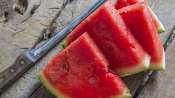 La sandía fue el alimento que mostró mayor riesgo de contaminación una vez que cae el piso (iStock)