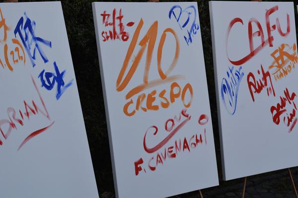 Las firmas que dibujaron los futbolistas invitados al partido por la Paz