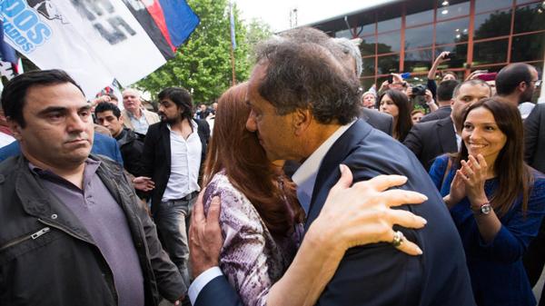 El abrazo entre Cristina Kirchner y Daniel Scioli