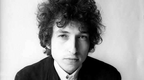 Para Rosa Montero, la Academia Sueca impostó un gesto de modernidad al entregarle el Nobel a Bob Dylan