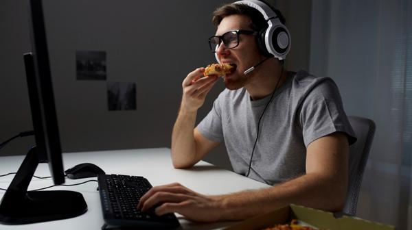 La permanencia constante frente a una pantalla produce cambios en los hábitos preocupantes (IStock)