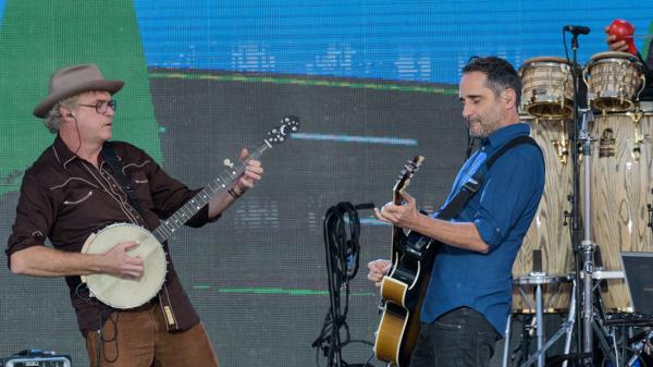 El uruguayo Jorge Drexler en el escenario (AP)