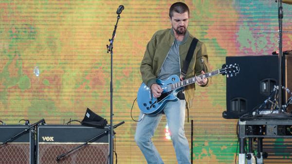 El colombiano Juanes interpretó el tema “A Dios le pido” (AP)