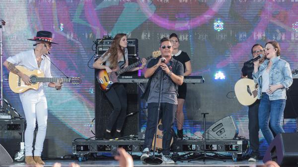Alajandro Sanz junto a Jesse y Joy (AP)