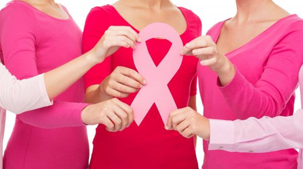 Patricia Casanova de 60 años y Mercedes Denda, de 45 años, son dos mujeres que luchan a diario contra el cáncer de mama (Istock)