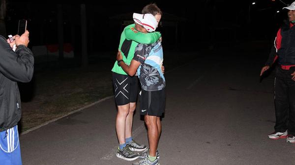 El abrazo entre el tucumano y el atleta noruego