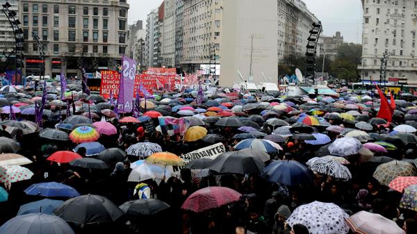 Miles de personas en el centro porteño (Télam)