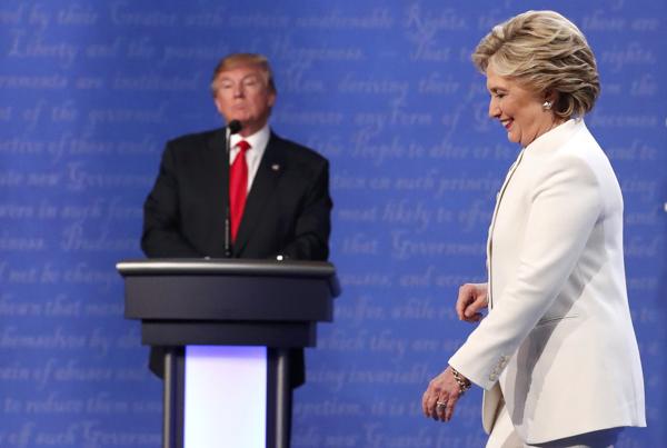 Donald Trump y Hillary Clinton, en acción durante el último debate (Reuters)