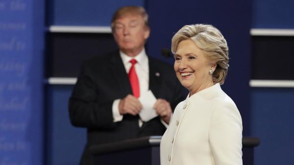 Los primeros sondeos y editoriales consideran a Clinton la ganadora (AP)