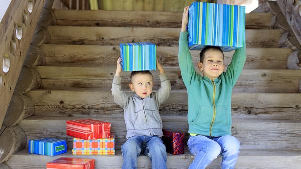 Un acto reflejo de los menores es comparar sus regalos con los otros (iStock)