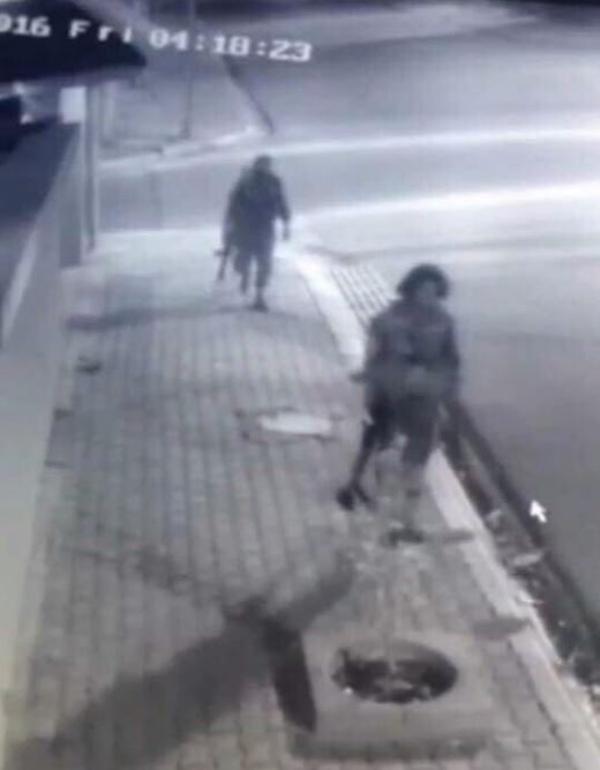 Los presuntos atacantes captados por las cámaras de seguridad (@MaghrabiArabi)