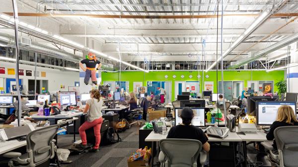 En el cuartel central de Facebook en Silicon Valley, todos pueden observar a Zuckerberg en su oficina cuando van rumbo al comedor.
