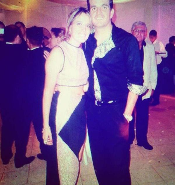 Con la mujer que sería su esposa