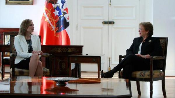 Carolina Goic, de Democracia Cristiana, junto a la presidente chilena, Michelle Bachelet