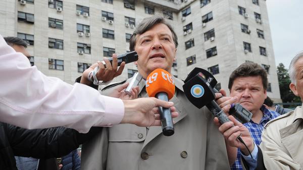 El ex jefe del Ejército habla con la prensa (foto de archivo – Télam)