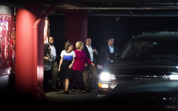 La candidata demócrata Hillary Clinton saliendo de la American Airlines Arena, tras el concierto de Adele en Miami, Florida (AFP)