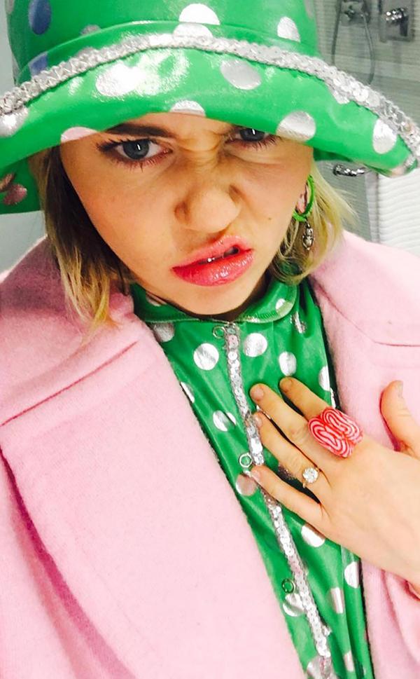 Miley Cyrus muestra su anillo de compriomiso las redes sociales