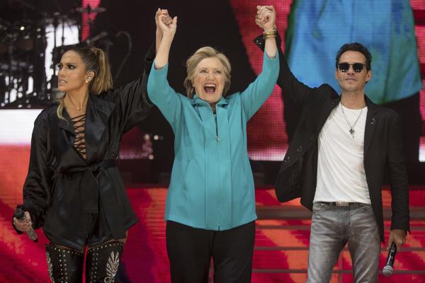 Jennifer Lopez, la candidata demócrata Hillary Clinton y Marc Anthony, juntos en Miami (AP)
