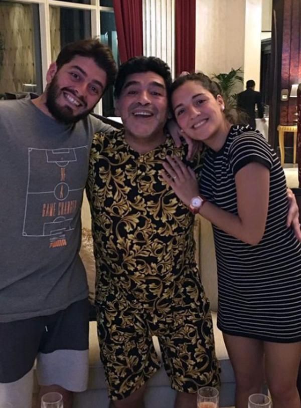 Maradona junto a sus hijos Diego Junior y Jana