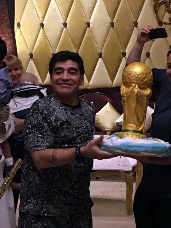 Le prepararon una torta con una réplica de la Copa del Mundo