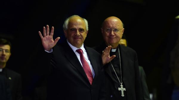 El secretario General de Unasur, Ernesto Samper, y el enviado del Vaticano Moseñor Claudio Maria Celli (AFP)