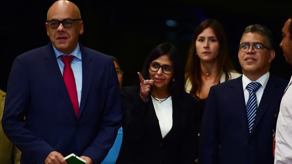 La canciller venezolana Delcy Rodríguez acompañada de dos miembros del gobierno (AFP)