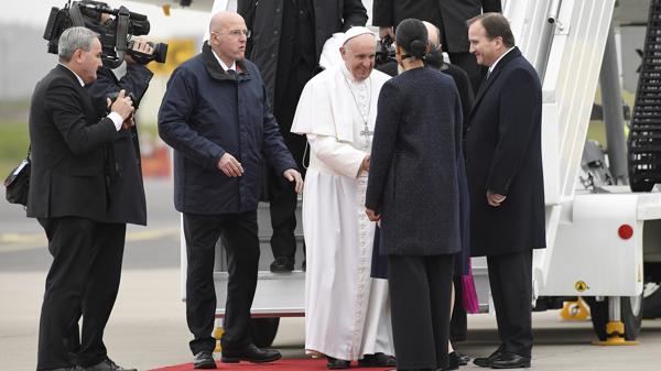 El papa Francisco fue recibido a su llegada por el primer ministro de Suecia (AFP)