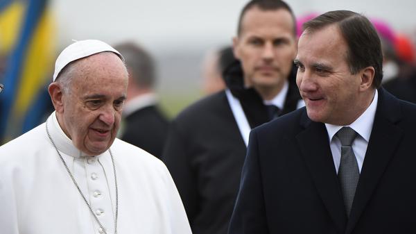 El Sumo Pontífice y el premier, Stefan Löfven (AFP)