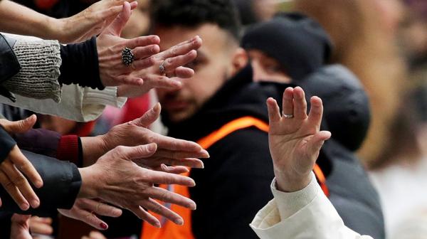 El Papa tuvo contacto con la gente que asistió a la misa (Reuters)