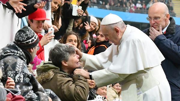 En su segundo y último día de viaje, el pontífice argentino se dirigió en latín y en español a los 15.000 fieles en el estadio de Malmö (AFP)