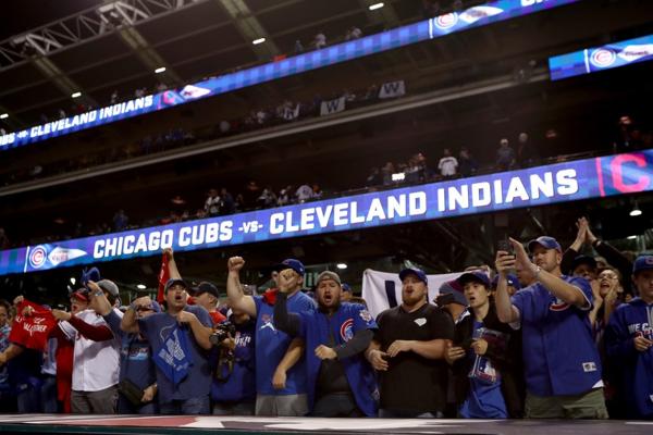 Los fanáticos de los Cubs celebran la victoria (AFP)