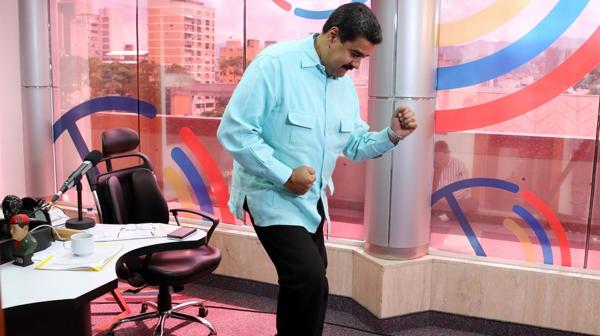 Nicolás Maduro baila salsa en su nuevo programa de radio (AFP)